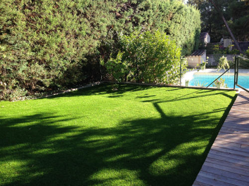 aménagement-bord-de-piscine-pelouse-artficielle