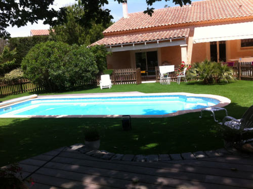 bord-de-piscine-avec-gazon-artificiel