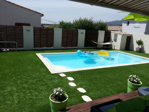 bord-de-piscine-avec-pelouse-artificielle