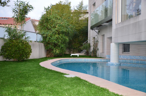 bord-de-piscine-et-espaces-verts-pelouse-synthetique