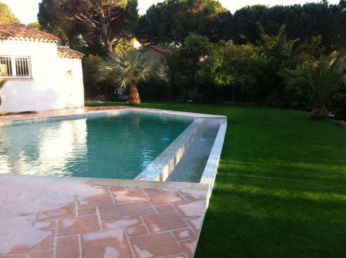 bord-piscine-gazon-artificiel