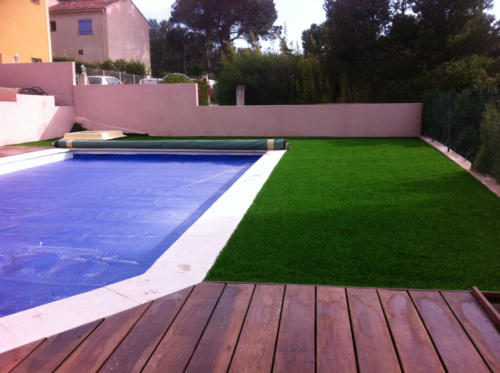 bords-de-piscine-pelouse-synthetique