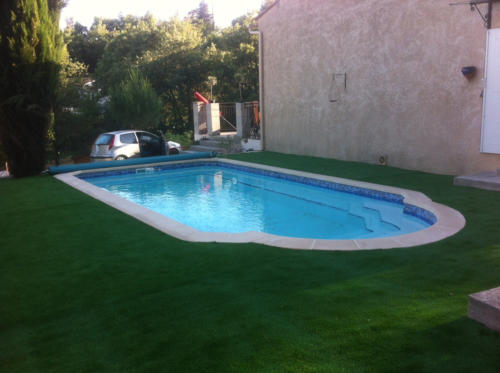 espace-piscine-gazon-synthetique