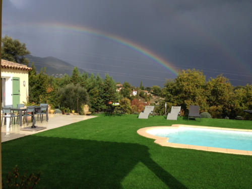 espaces-verts-bords-de-piscine-gazon-synthetique