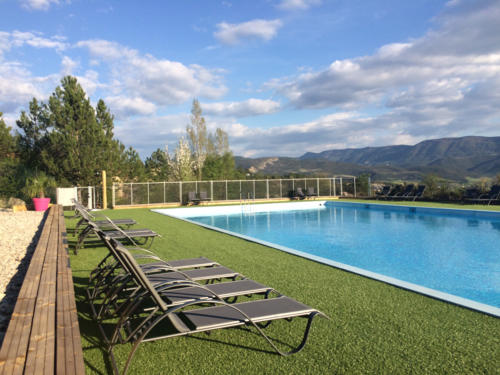 gazon-artificiel-bords-de-piscine