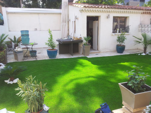 jardin-avec-gazon-synthetique