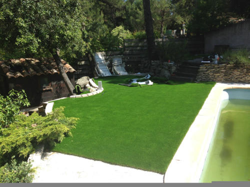 jardin-couvert-de-gazon-synthetique