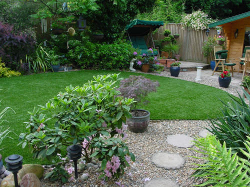 jardin-privé-aménagé-avec-du-gazon-synthetique