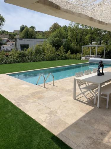 pelouse-artificielle-pourtour-piscine